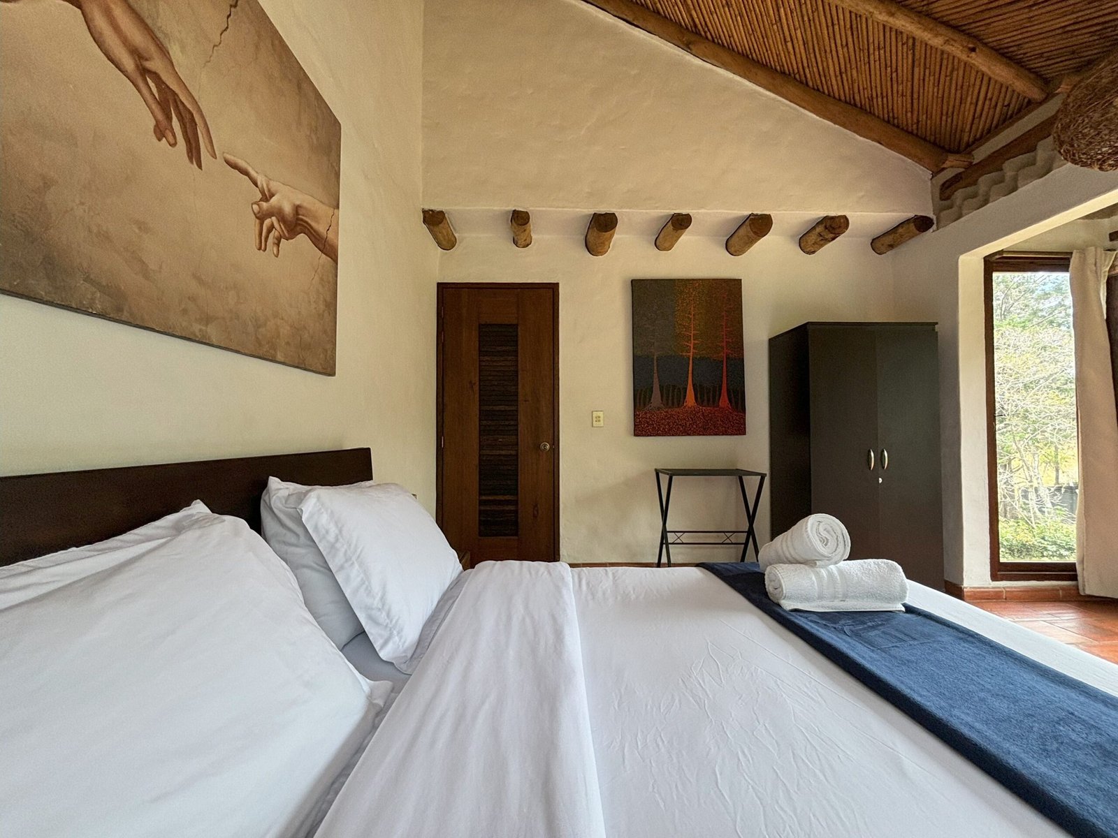 cama y tendidos habitacion principal apartamento Fuego en La Leyenda, Villa de Leyva